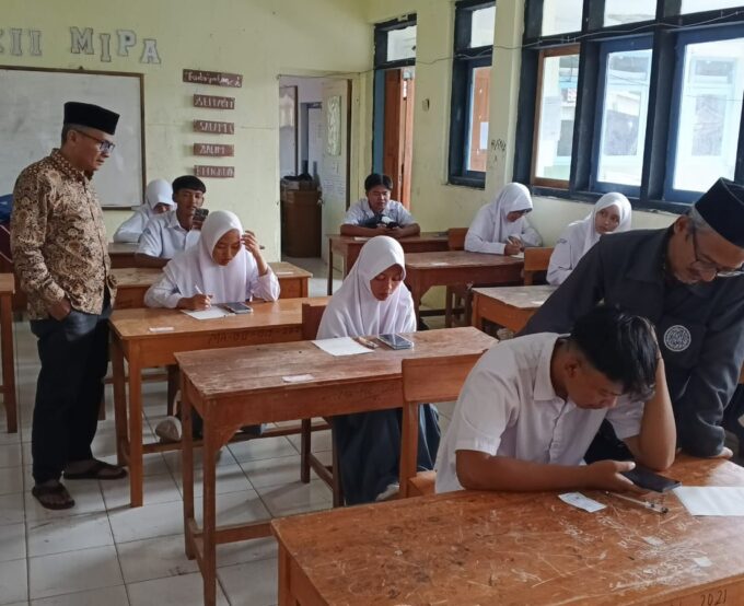 Hari Pertama ASAS Genap MA Ponpes Cipari Berjalan Tertib, Kepala Madrasah Lakukan Monitoring Langsung